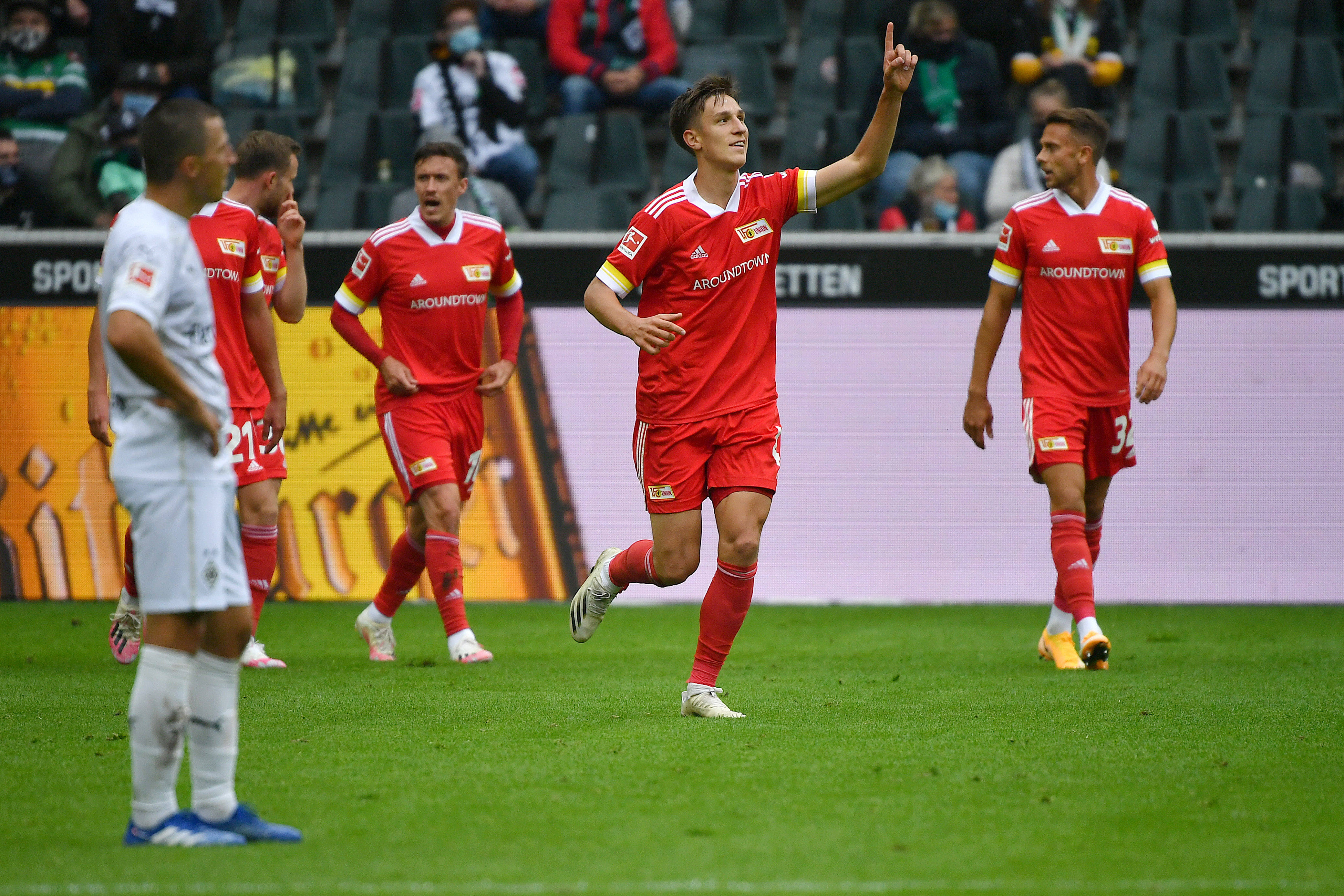 jnh-门兴格拉德巴赫发布备战花絮，转会期临场应变，欧冠任务艰巨，纪律约束更严格的简单介绍